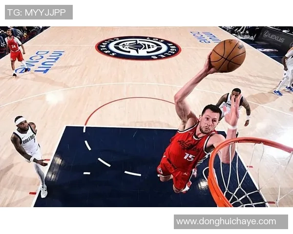 足球巨星惊现篮球场展现惊人技巧引发热议视频曝光 足球巨星惊现篮球场展现惊人技巧引发热议视频曝光