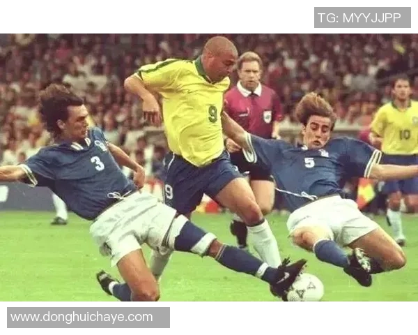 全球足球巨星精彩瞬间全景回顾与传奇故事分享