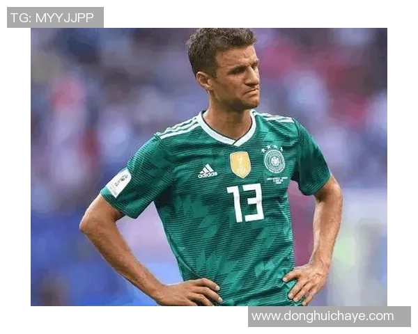 德国足球传奇克洛泽精彩空翻瞬间引发球迷热议与赞叹